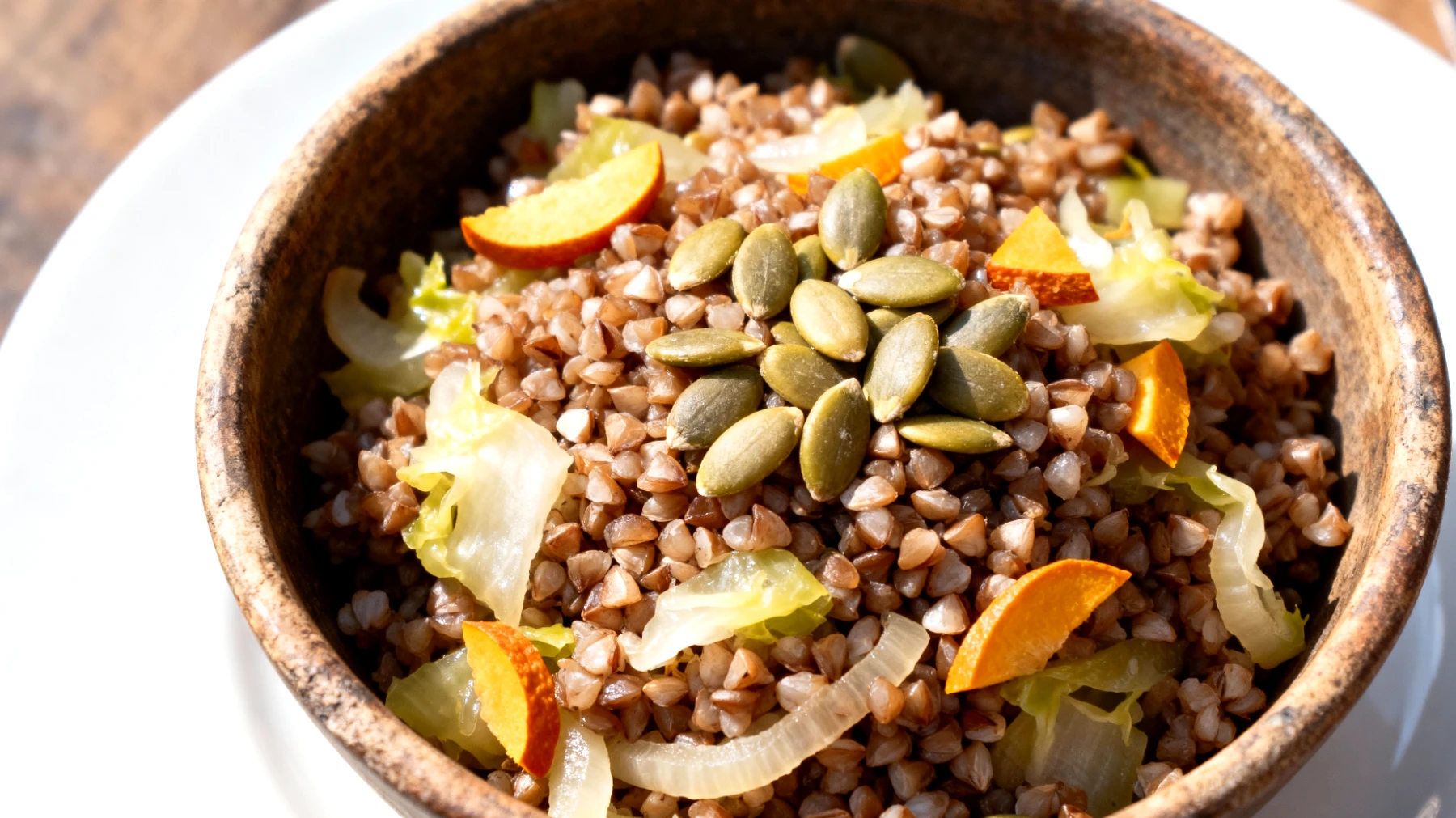 Insalata di grano saraceno con verdure fermentate e semi di zucca"