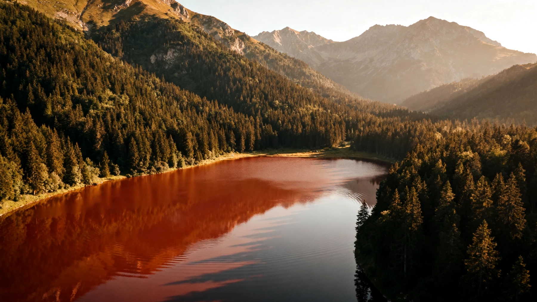 Lago Roșu (Lacul Roșu)"