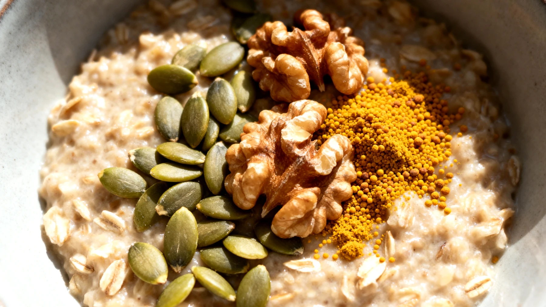 Porridge di avena con semi di zucca, noci e polline d'api"