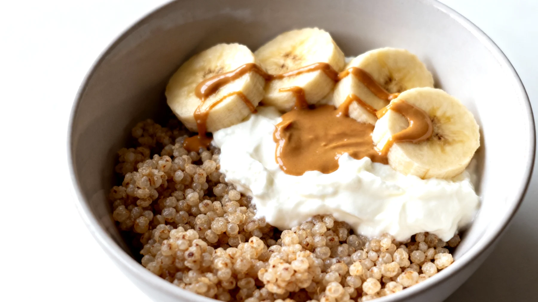 Amaranto soffiato con yogurt greco, banana e burro di mandorle"