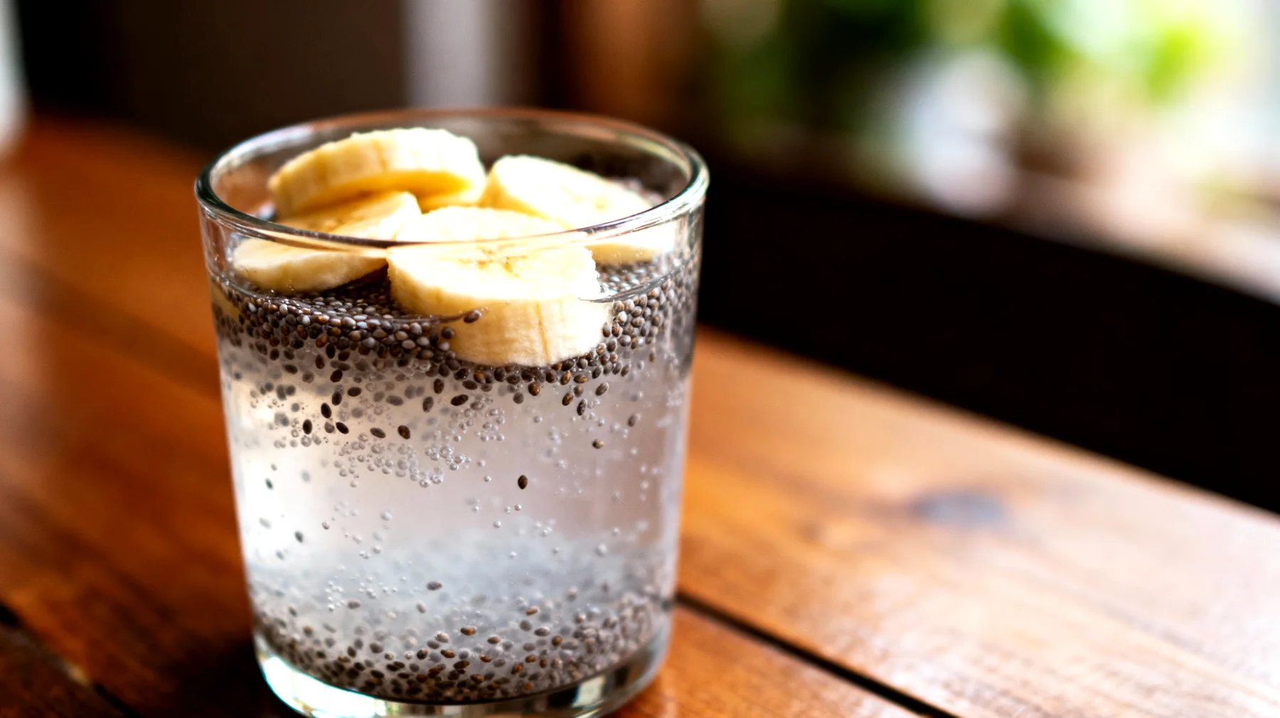 Kefir d'acqua con semi di chia e banana"