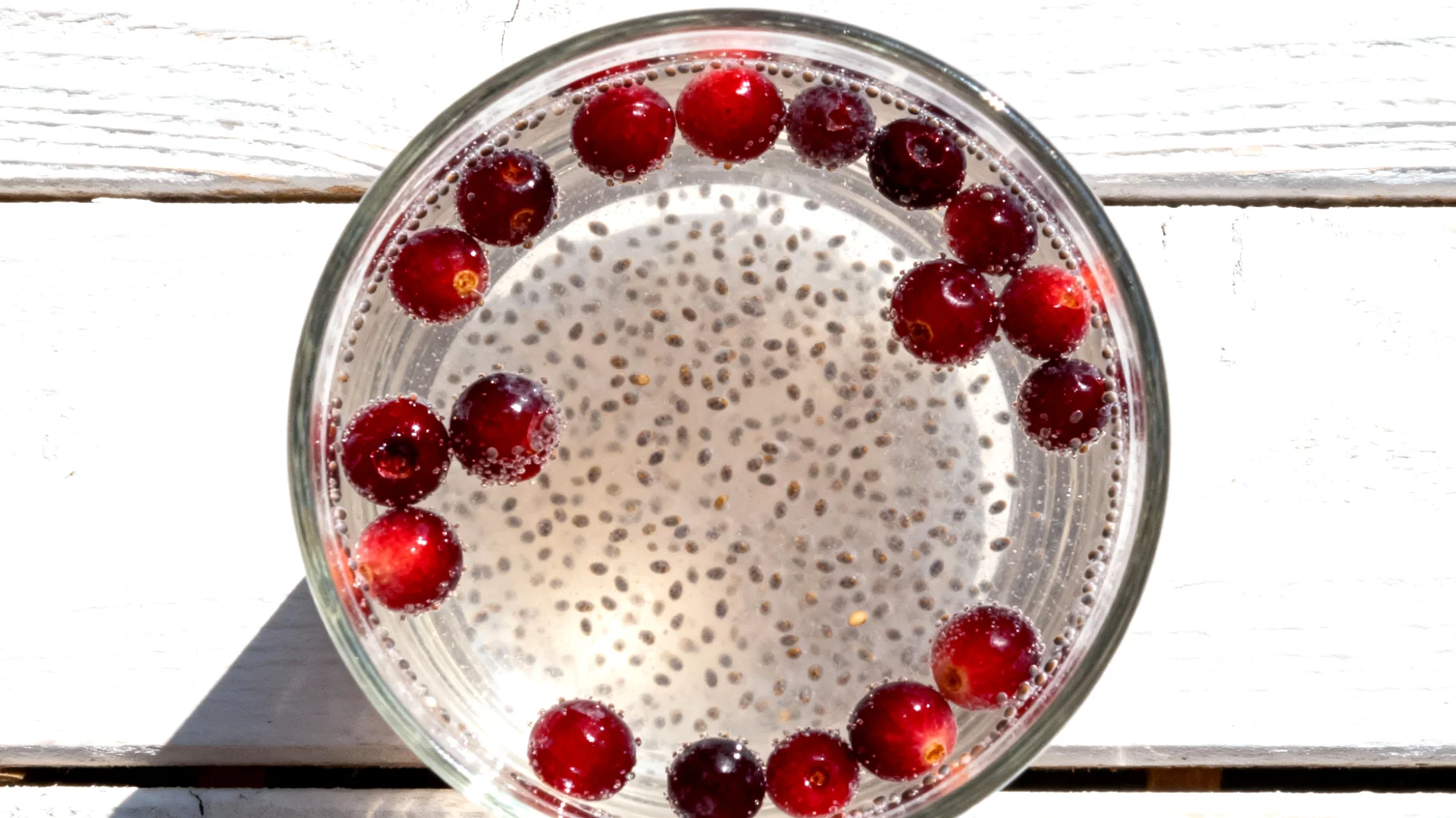 Kefir d'acqua con semi di chia e mirtilli rossi"