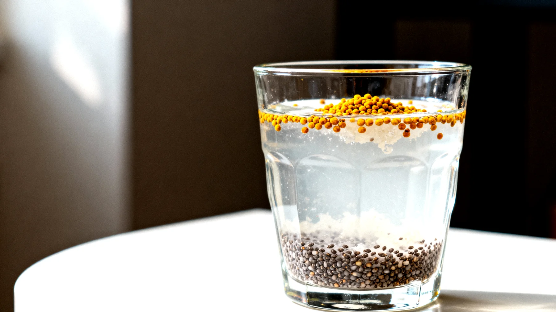 Kefir di acqua con semi di chia e polline d'api"