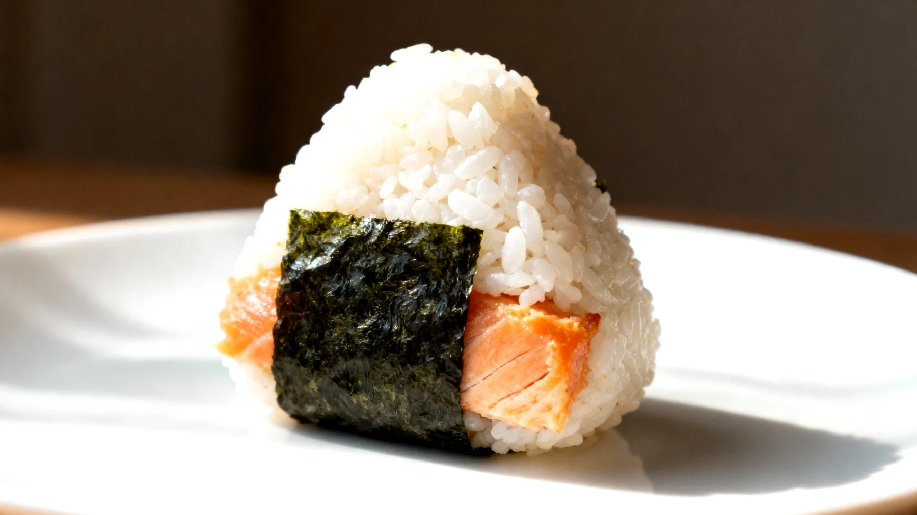 Onigiri con salmone e alghe nori"
