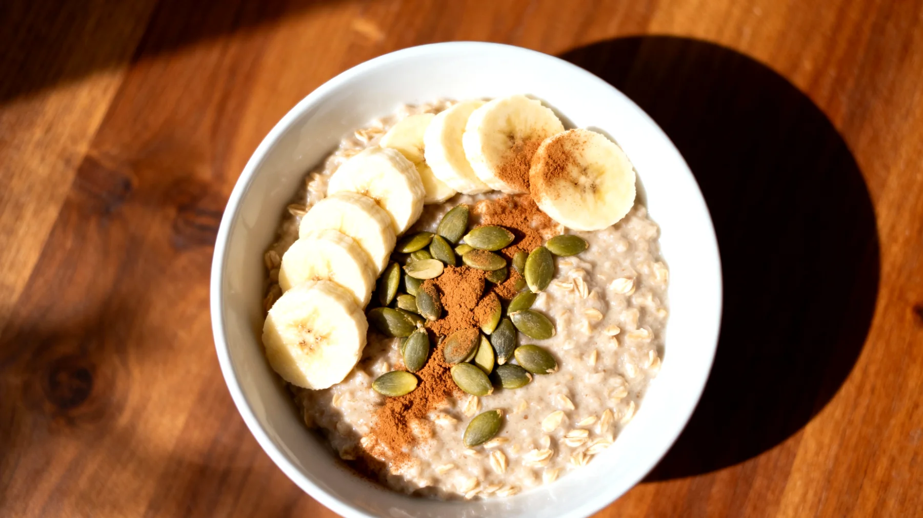 Porridge di avena con semi di zucca, cannella e banana"