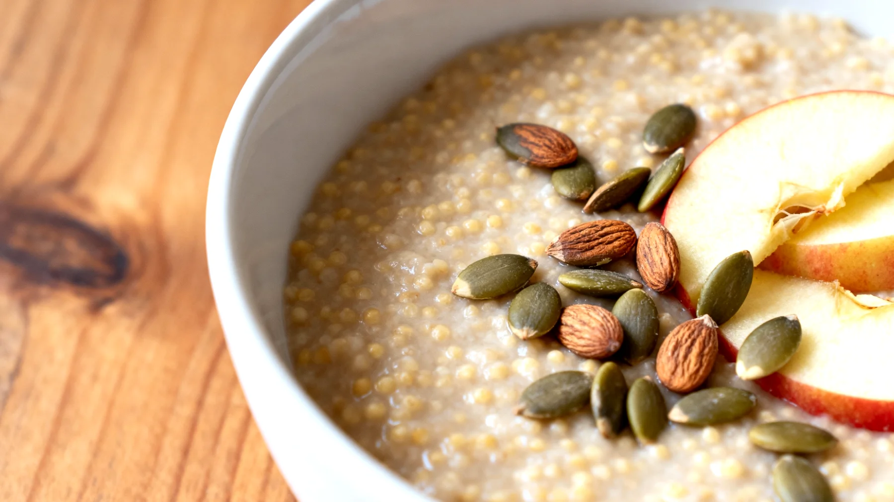 Porridge di miglio con semi di zucca e mela"