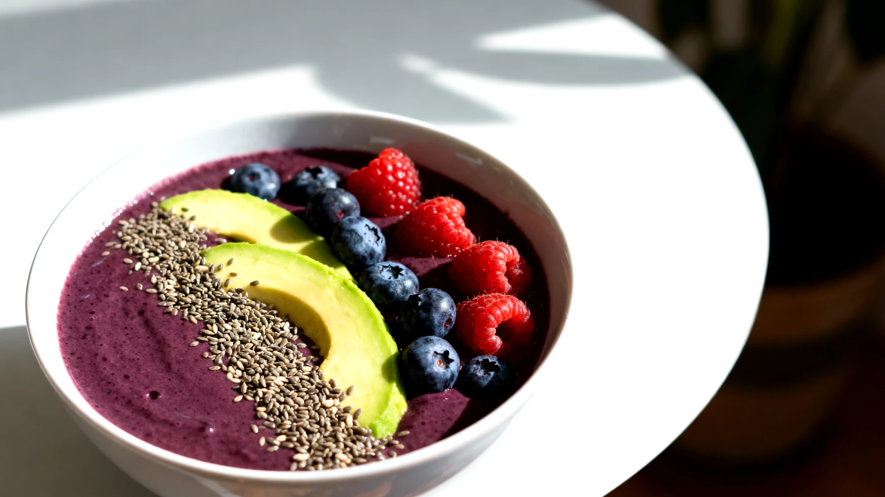 Smoothie bowl con açaí, semi di canapa e avocado"