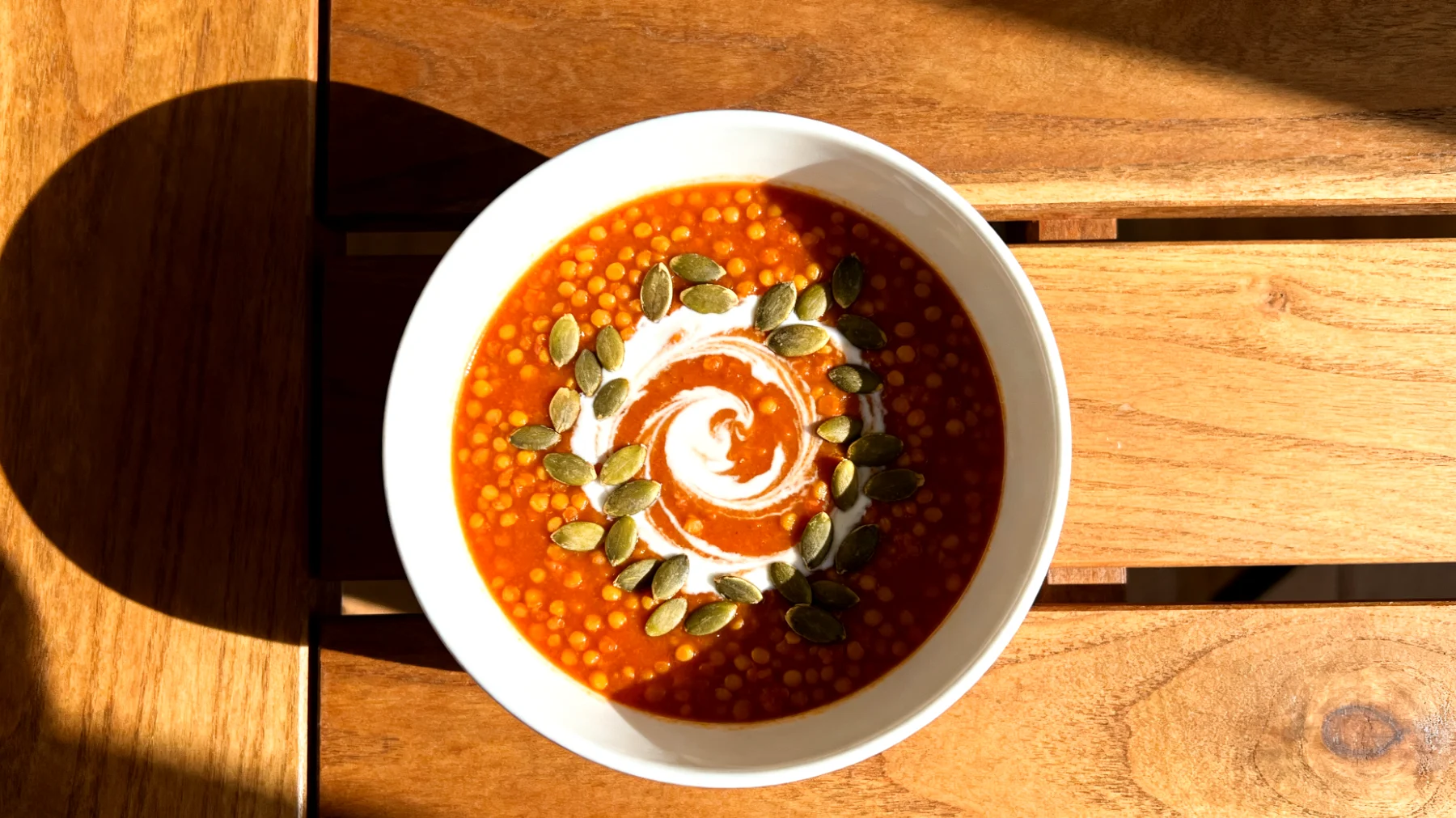 Zuppa di lenticchie rosse con semi di zucca e latte di cocco"