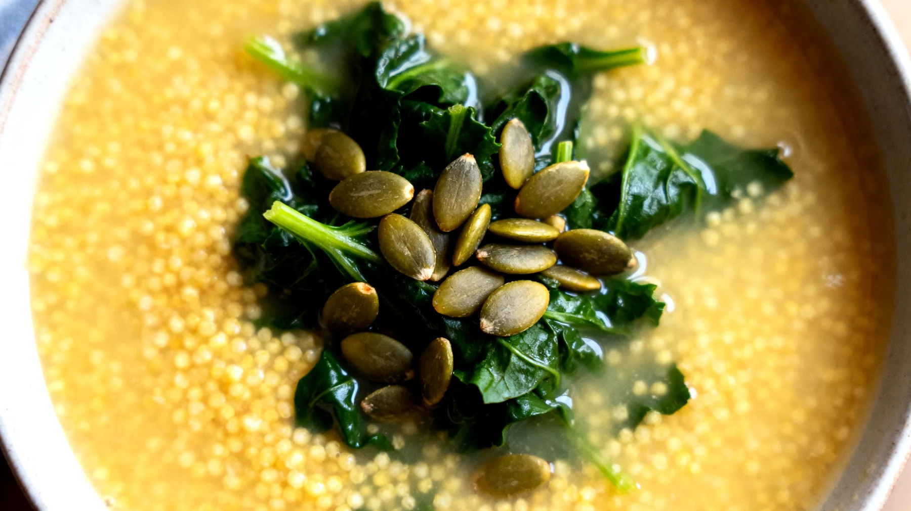 Zuppa di miglio con verdure amare e semi di zucca"