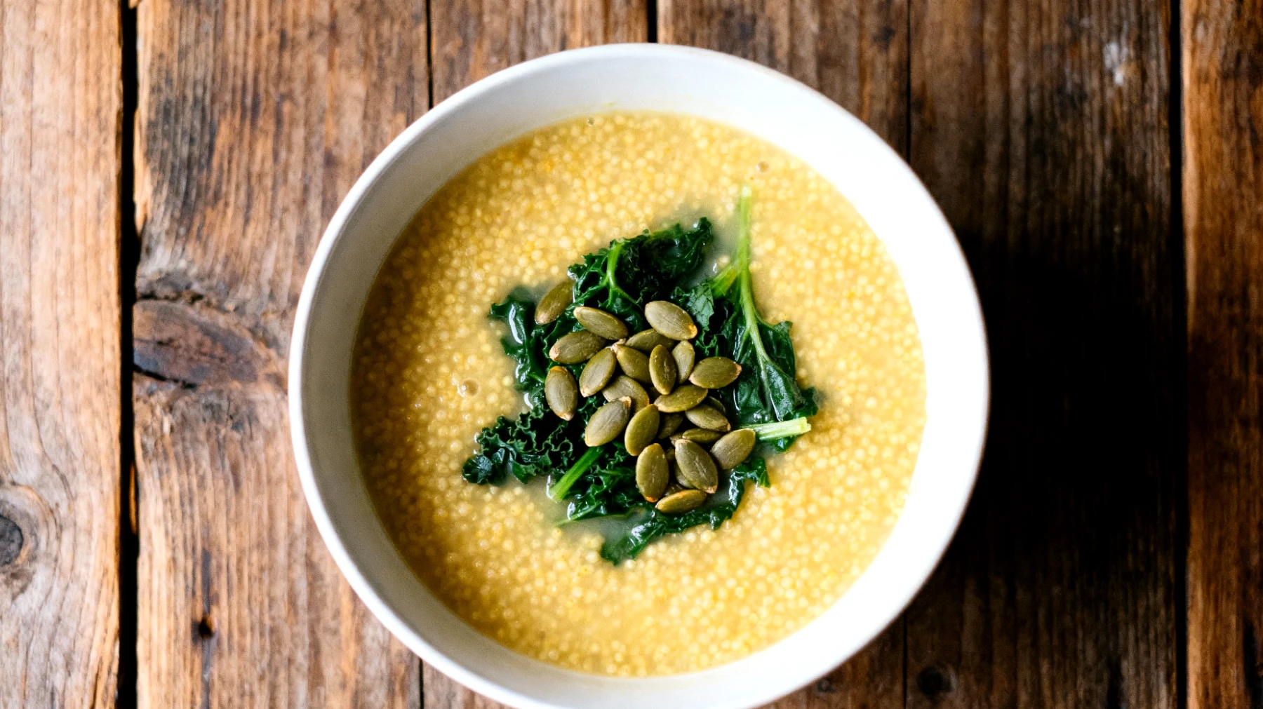 Zuppa di miglio con verdure amare e semi di zucca"