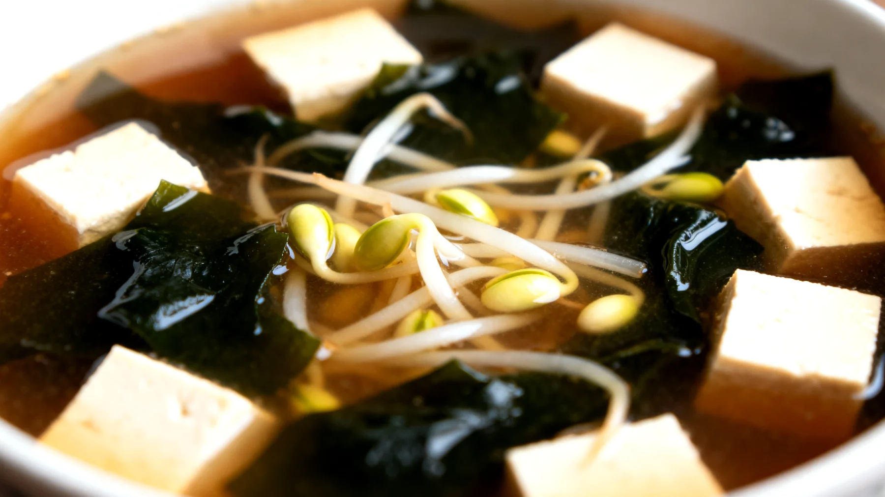 Zuppa di miso con alghe wakame, tofu e germogli di soia"
