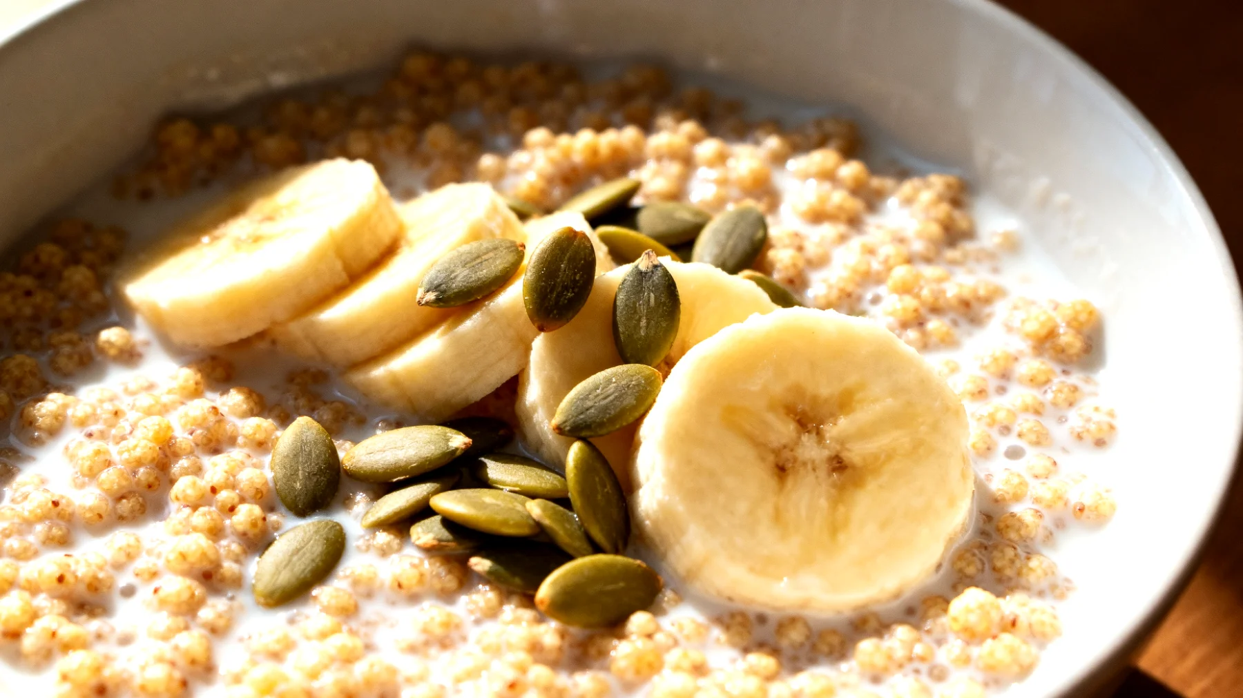 Amaranto soffiato con latte di soia arricchito, banana e semi di zucca"