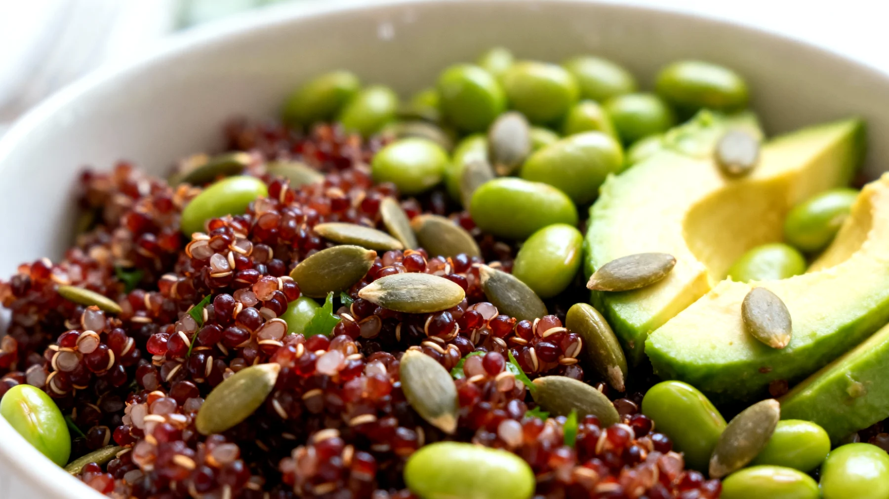 Insalata di quinoa rossa con edamame, avocado e semi di zucca"