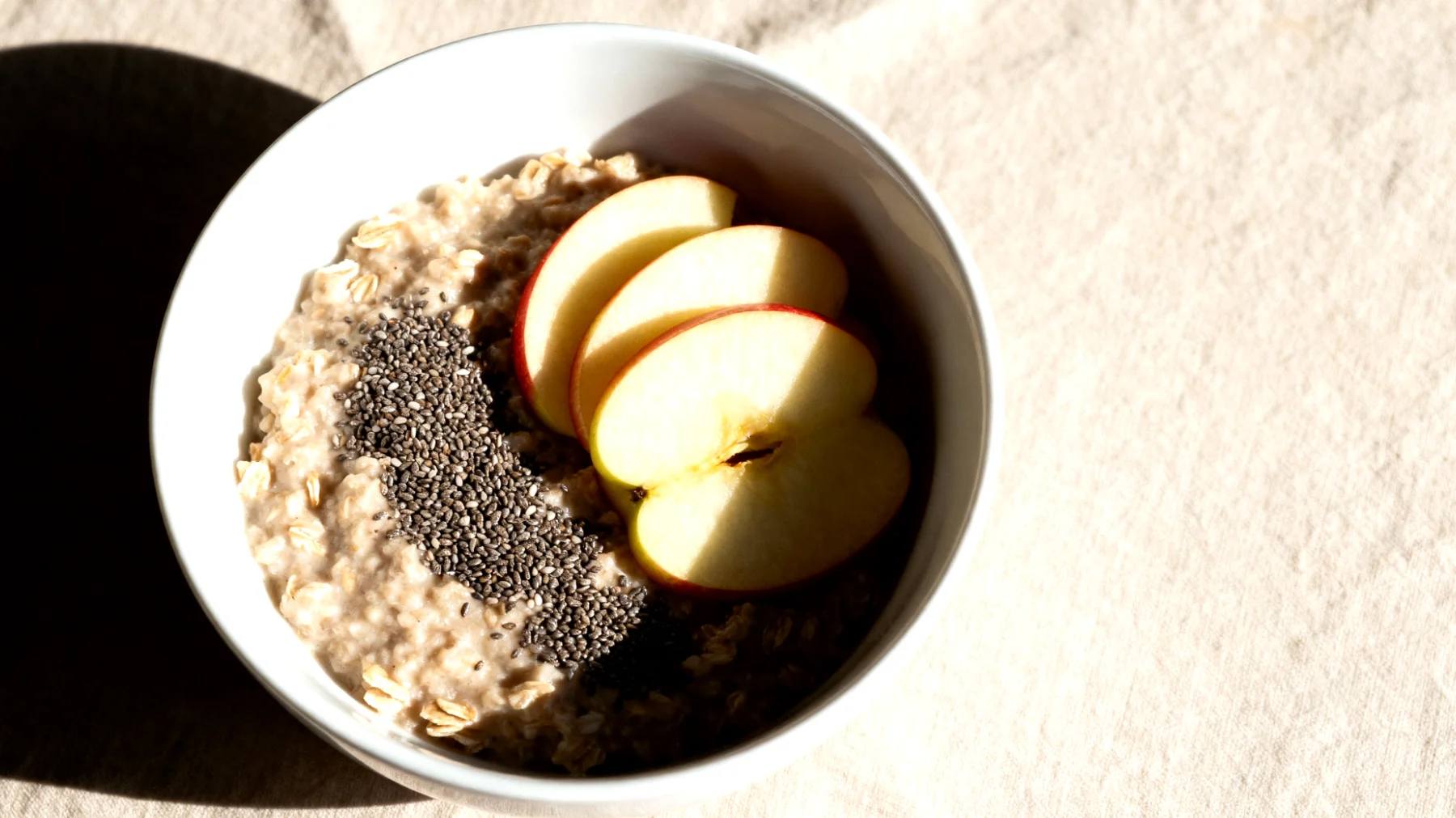 Porridge di avena con semi di chia e mela"