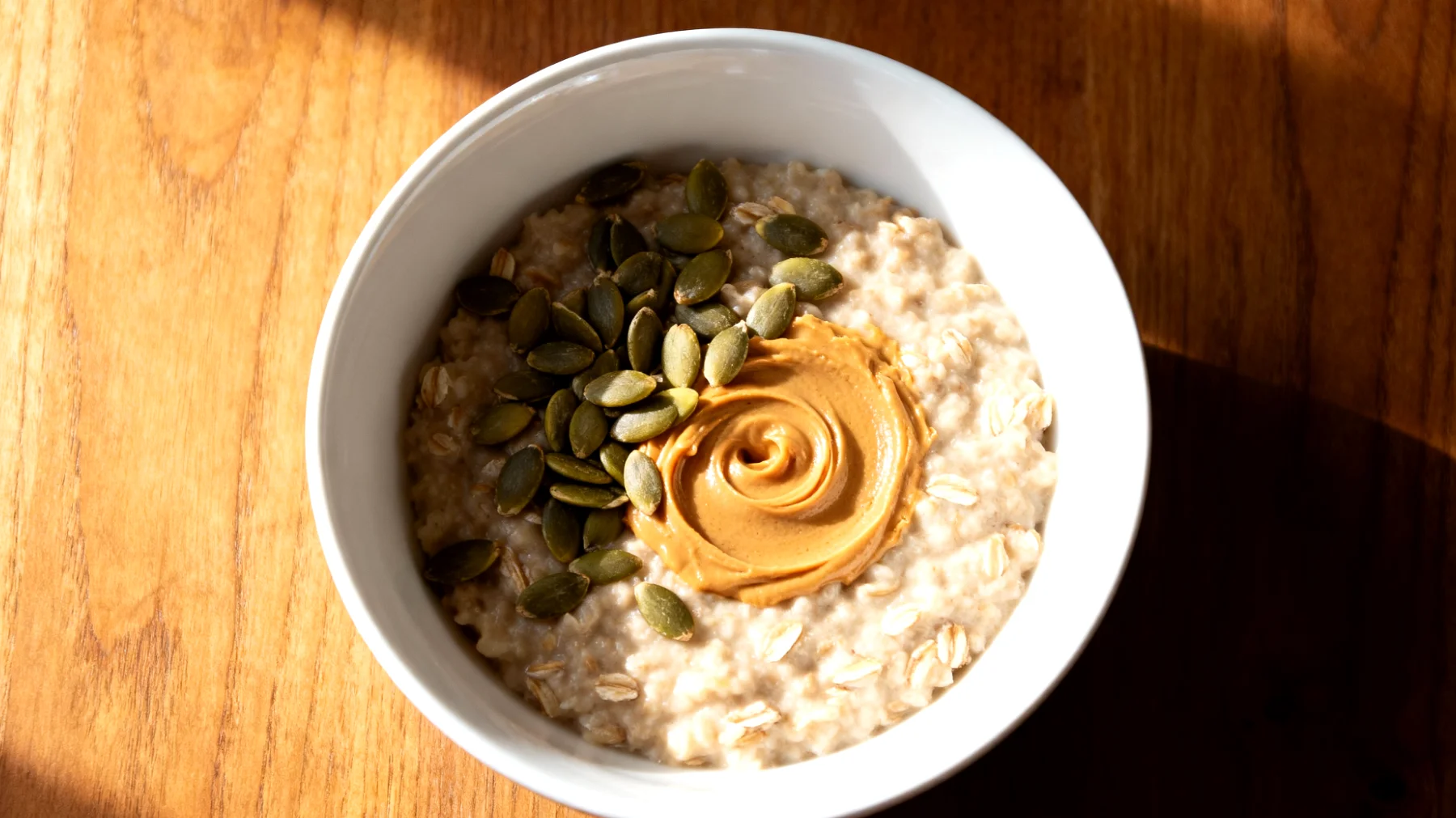 Porridge di avena con semi di zucca e burro di mandorle"
