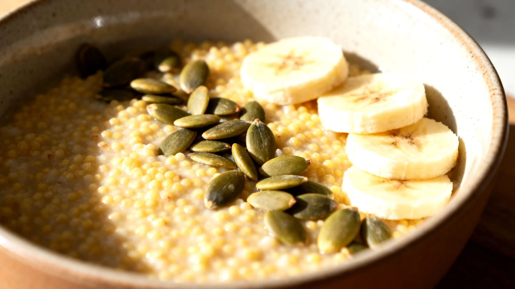 Porridge di miglio con semi di zucca e banana"