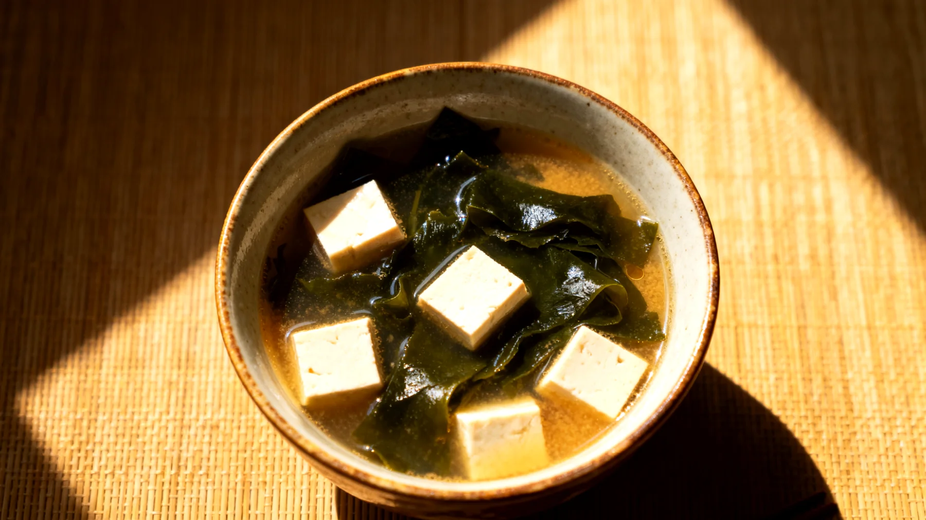 Zuppa di miso con alghe wakame e tofu"
